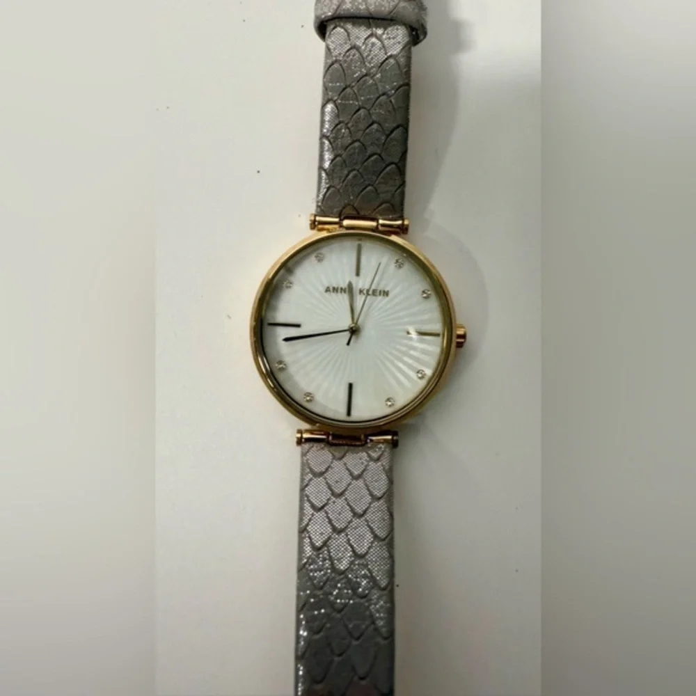 ANNE KLEIN AK GOLD‎ TONE CRYSTAL LIGHT GREY GENUINE LEATHER BRACELET WATCH